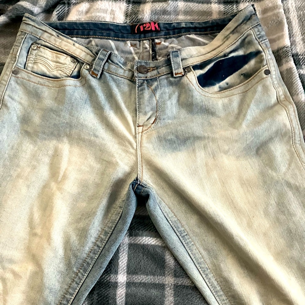 Low rise Y2K bleached jeans